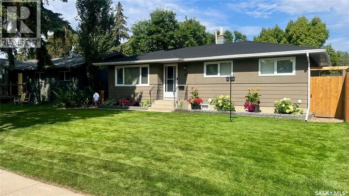 Property Photo:  37 Dunning Crescent  SK S7J 2S6 