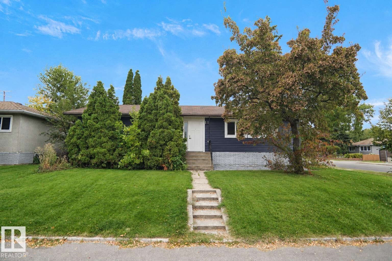 Property Photo:  7501 95 Avenue NW  AB T6C 1X4 