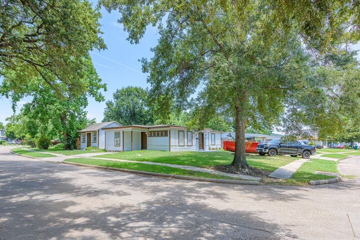 Property Photo:  1012 W Hart Avenue  TX 77506 
