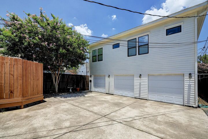 Property Photo: 611 East 20th Street Upper TX 77008