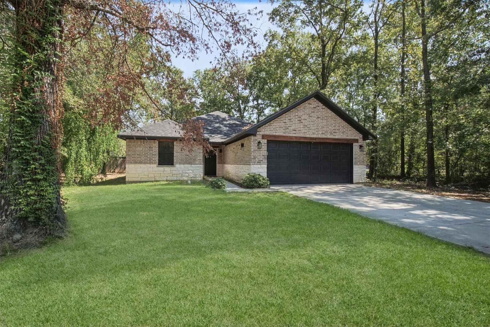 Property Photo:  118 N Village Cove Loop  TX 77351 