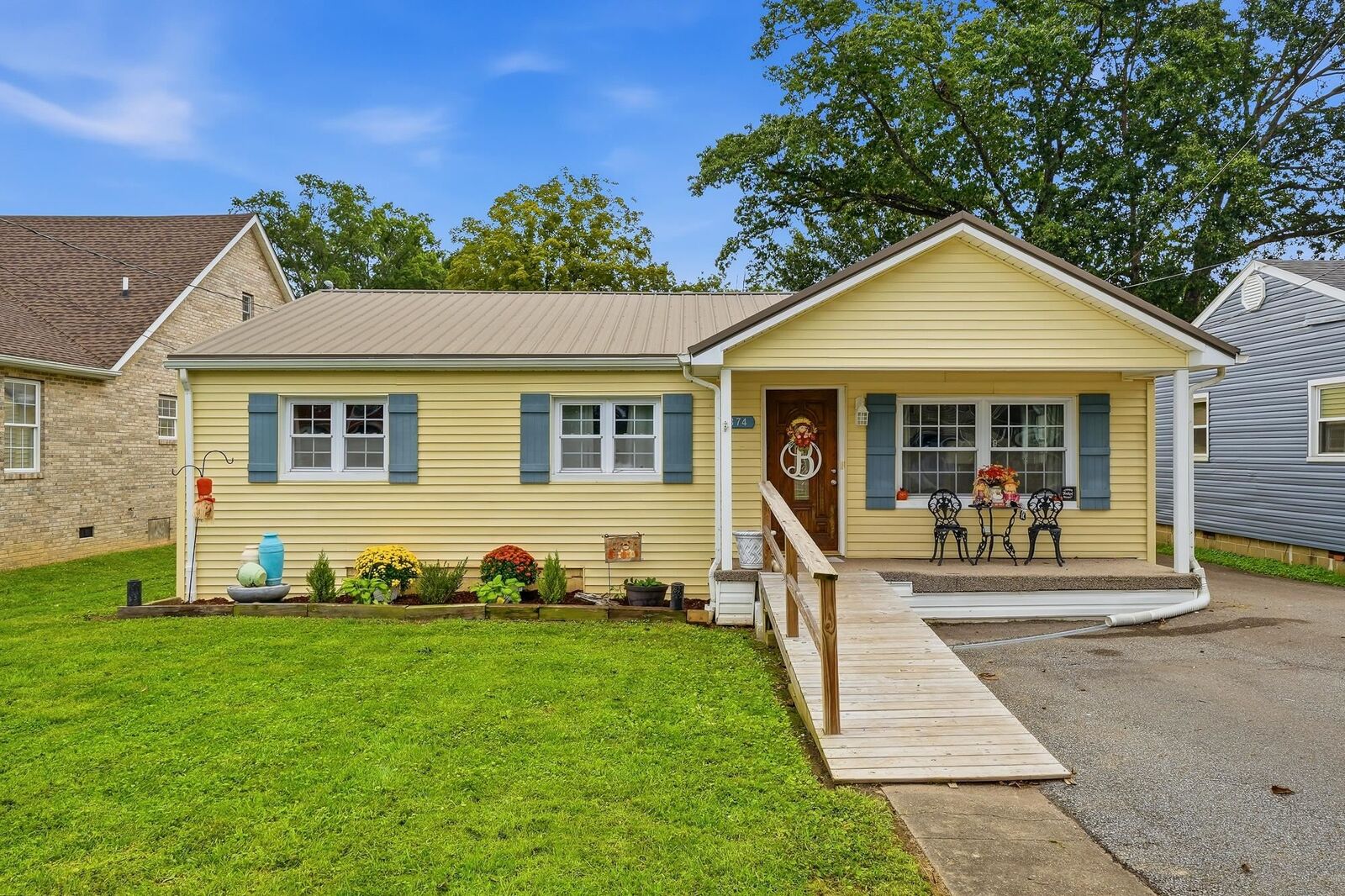 Property Photo: 374 Rosalind Road WV 25705