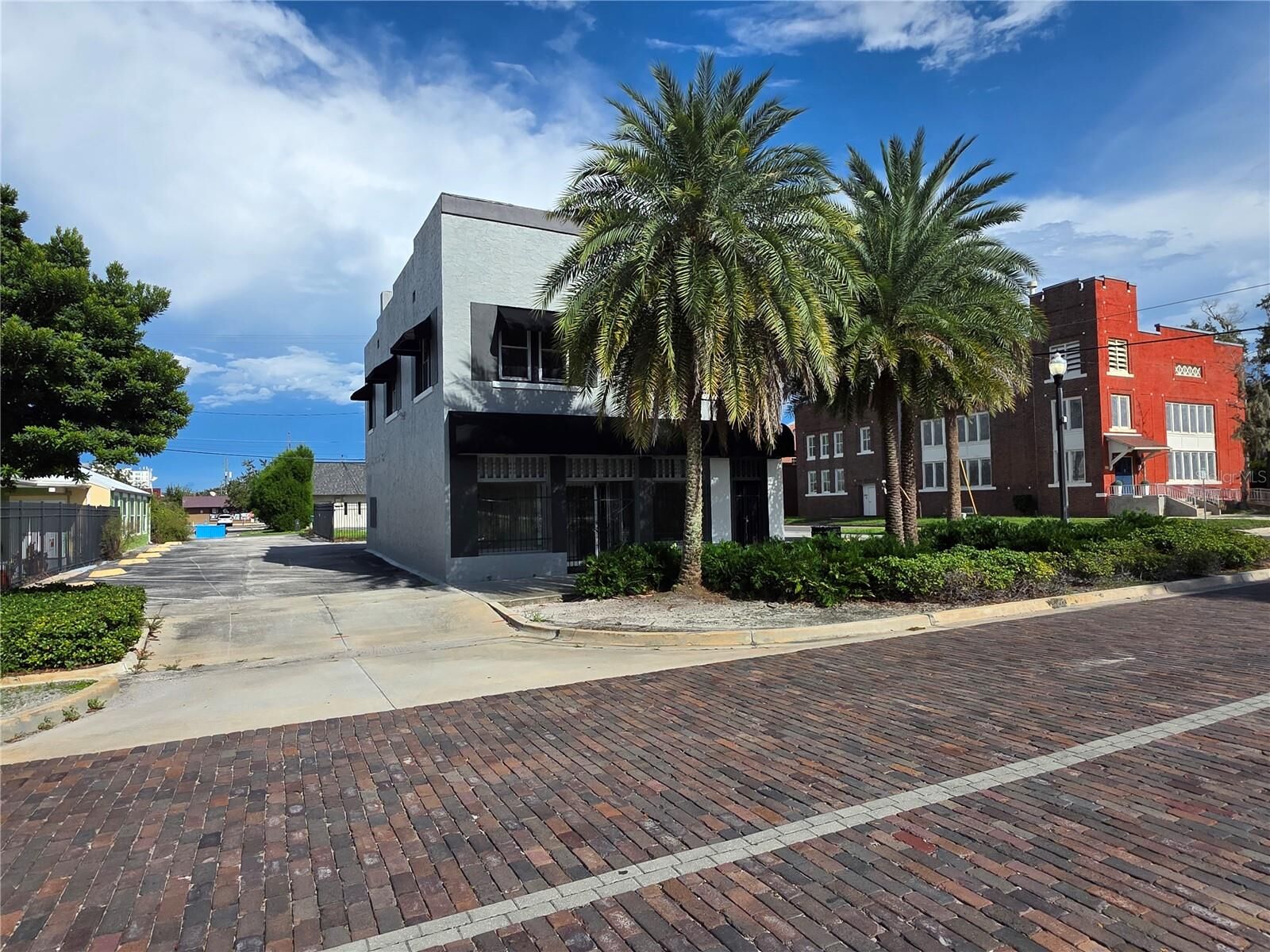 Property Photo: 217 S Oak Avenue FL 32771