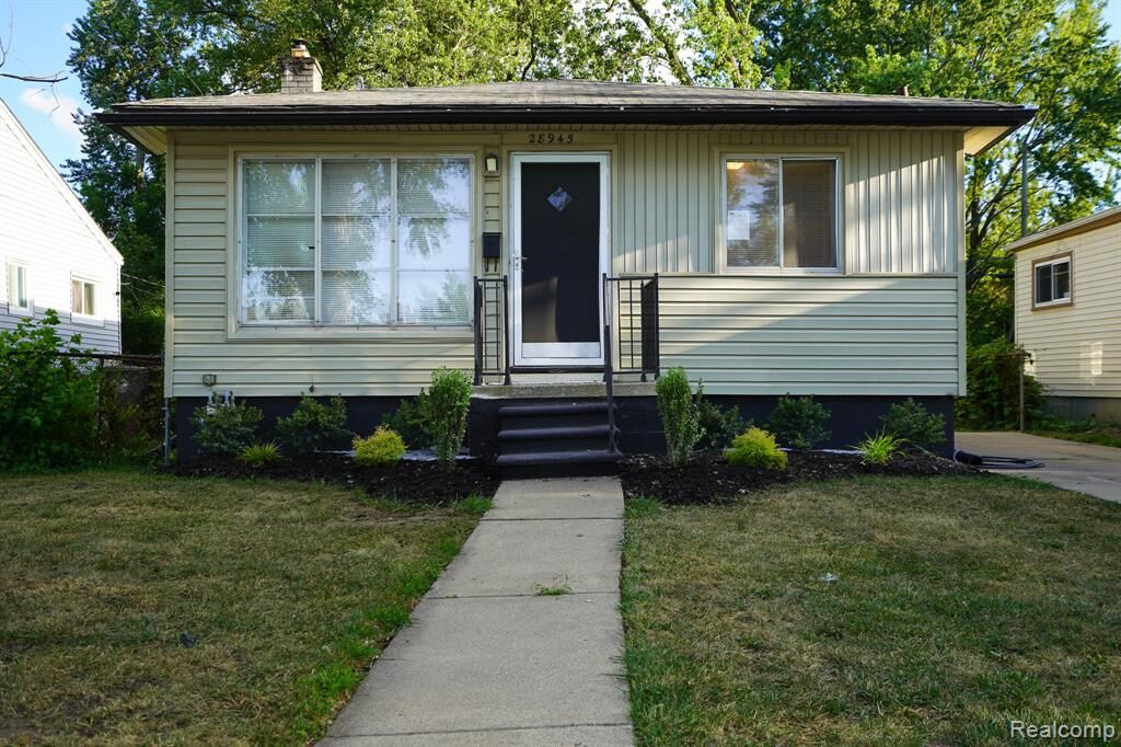 Property Photo: 28945 Oakwood Street MI 48141 1665