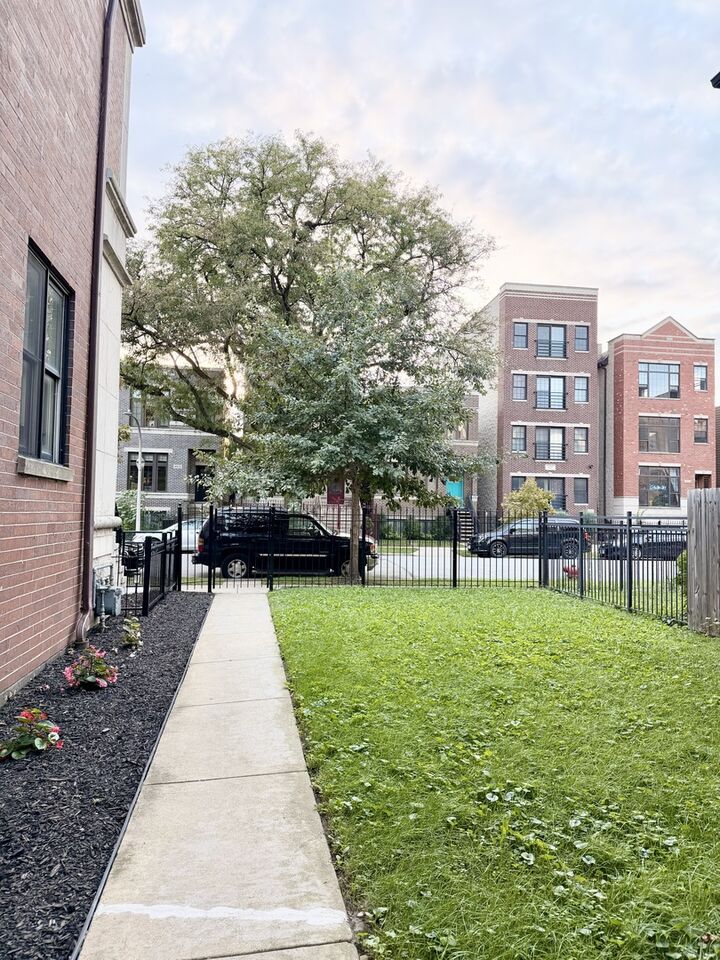 Property Photo:  4829 S Champlain Avenue 1  IL 60615 