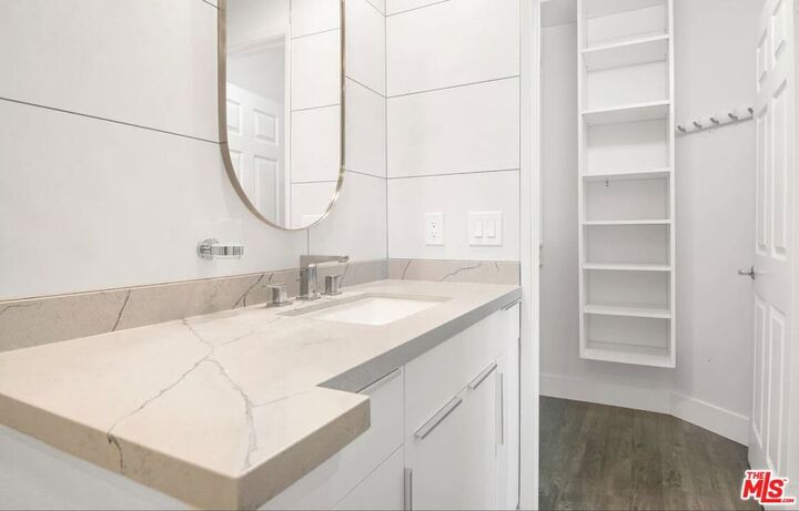 Property Photo:  620 S Gramercy Place 206  CA 90005 