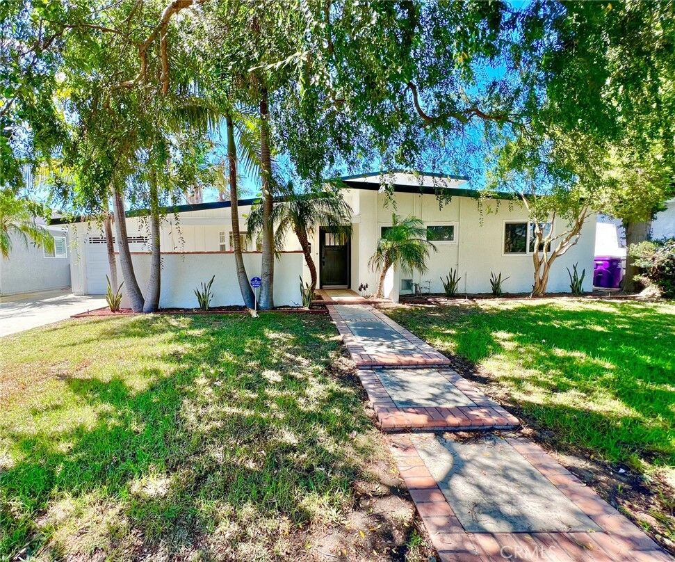 Property Photo:  1417 Vuelta Grande  CA 90815 