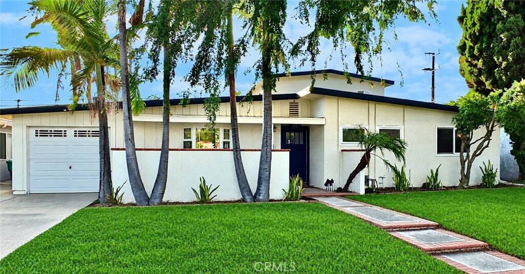 Property Photo:  1417 Vuelta Grande  CA 90815 