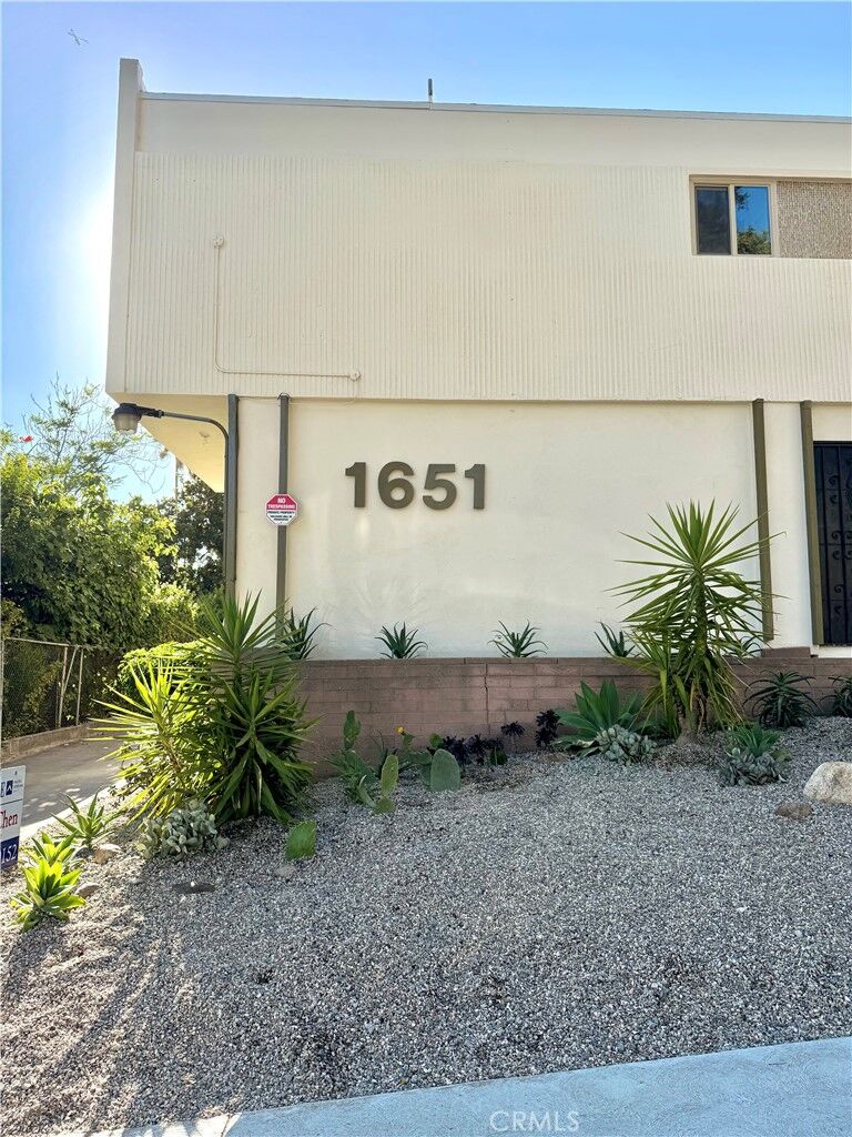 Property Photo:  1651 Golden Gate Ave 2  CA 90026 