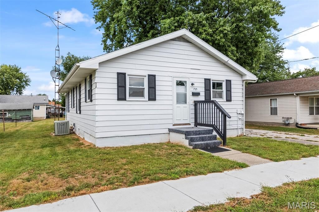 Property Photo:  705 E Columbia Street  IL 62056 