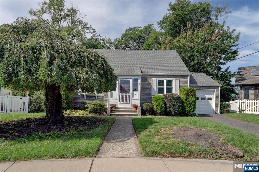Property Photo:  8 Tyler Court  NJ 07012 