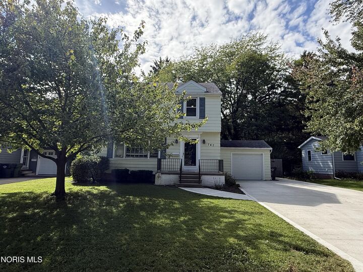 Property Photo:  747 Inwood Place  OH 43537 
