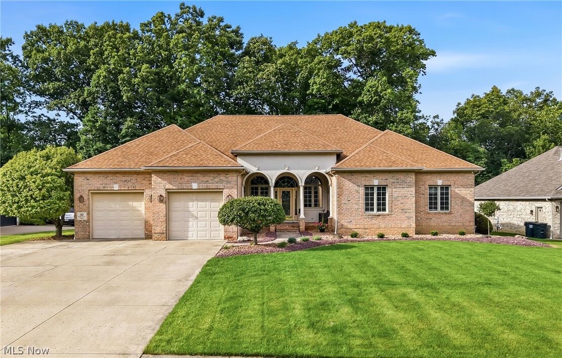 Property Photo:  40 White Oak Court  OH 44406 