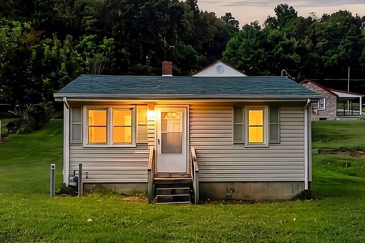 Property Photo: 520 Poplar Street VA 24124