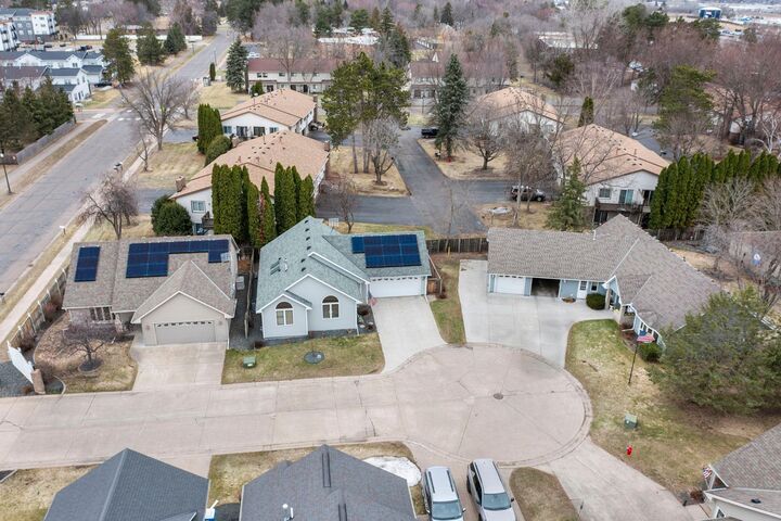 Property Photo:  420 Village Court  MN 55008 