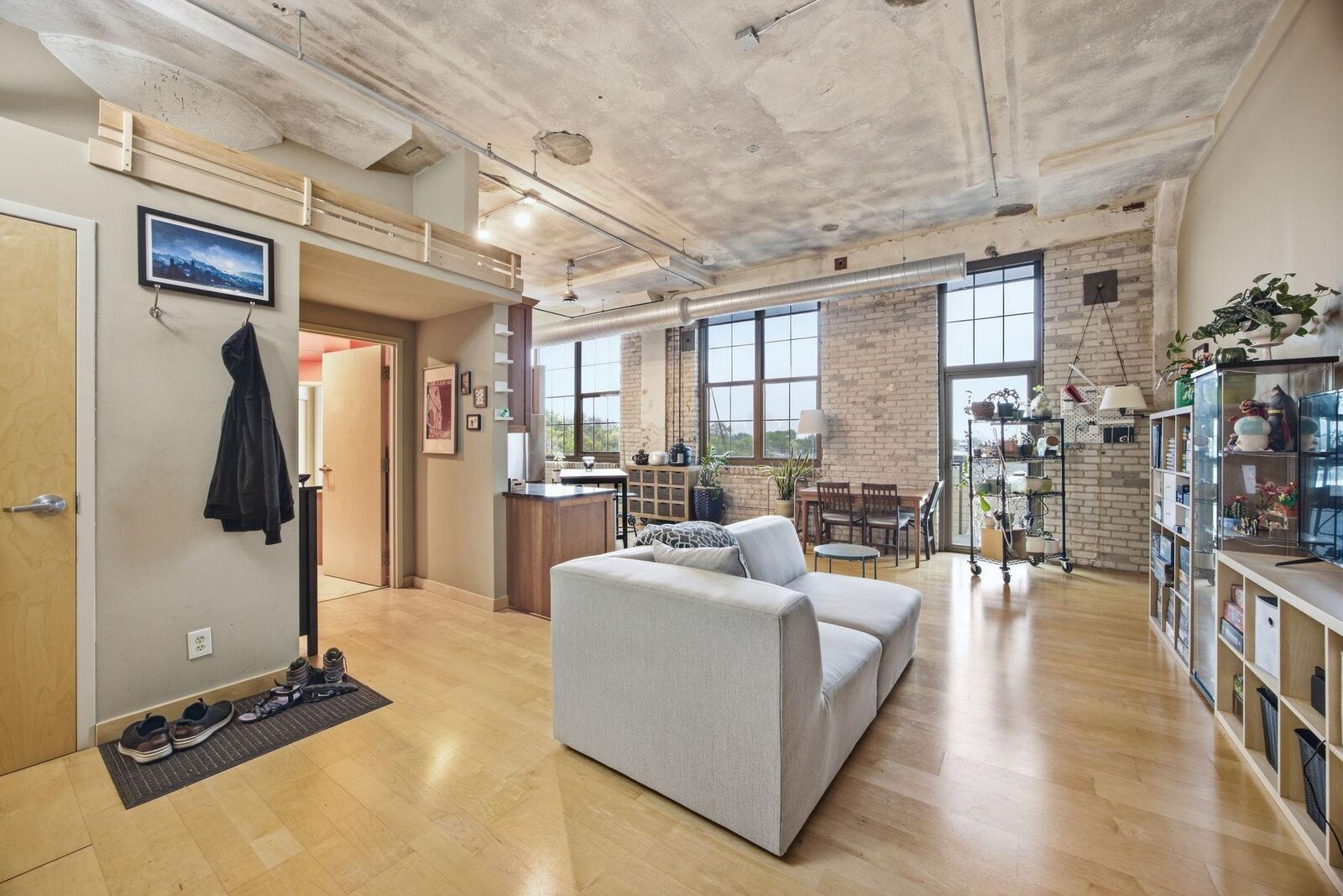 Property Photo:  1901 E Hennepin Avenue 303  MN 55413 