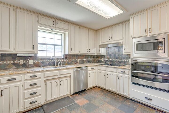 Property Photo: 990 Oak Ridge Drive TX 76248