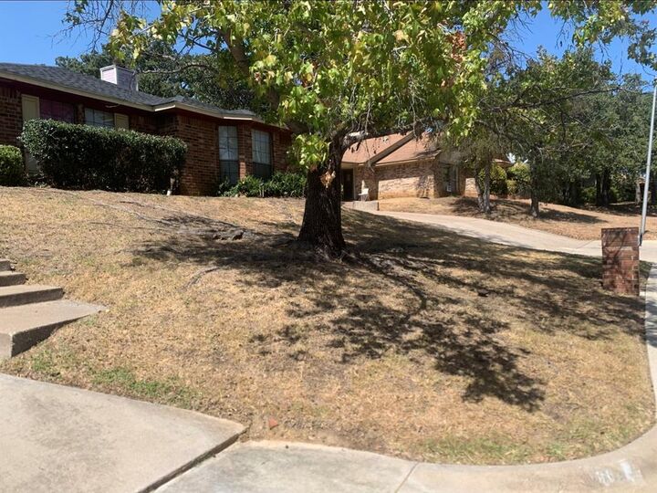 Property Photo: 1904 Crooked Lane TX 76112