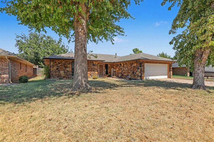 Property Photo: 8305 NW 115th Street OK 73162