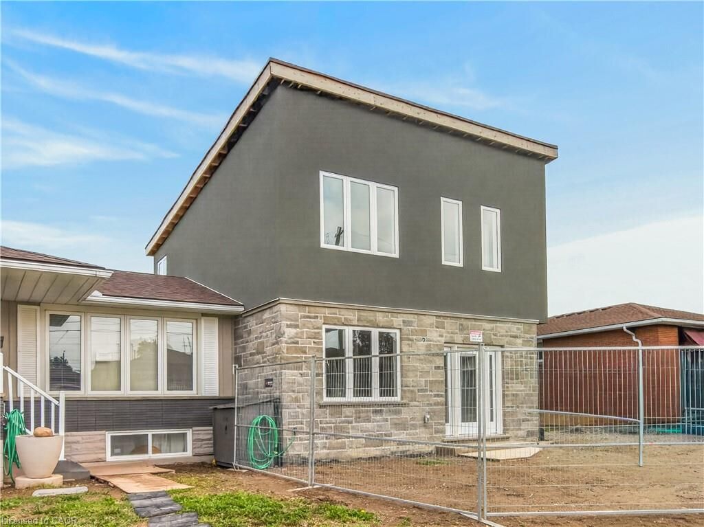 Property Photo:  17 Victor Boulevard R  ON L9A 2V3 