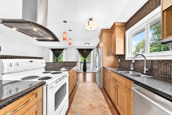 Property Photo:  8524 Berwick Road NW  AB T3K 1E5 