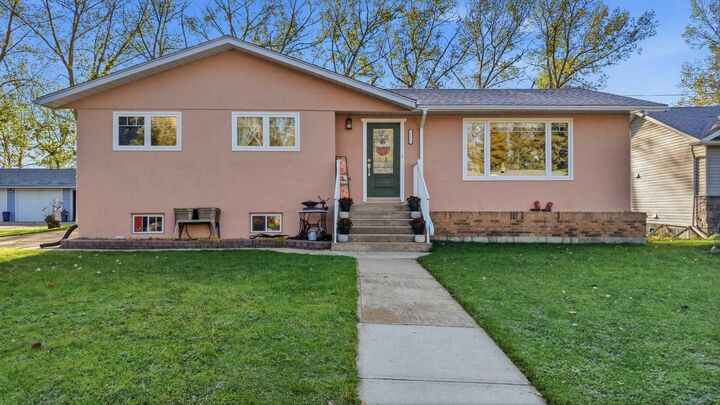 Property Photo:  2211 Westview Crescent  AB T0M 0K0 