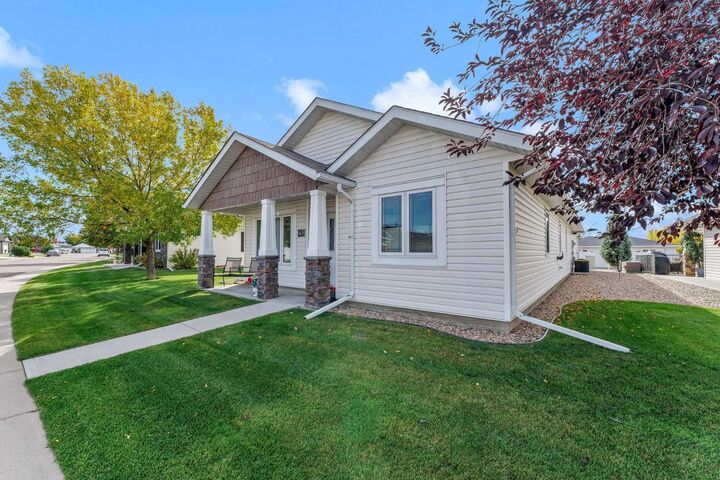 Property Photo:  69 Chartwell Place SE  AB T1B 0E4 