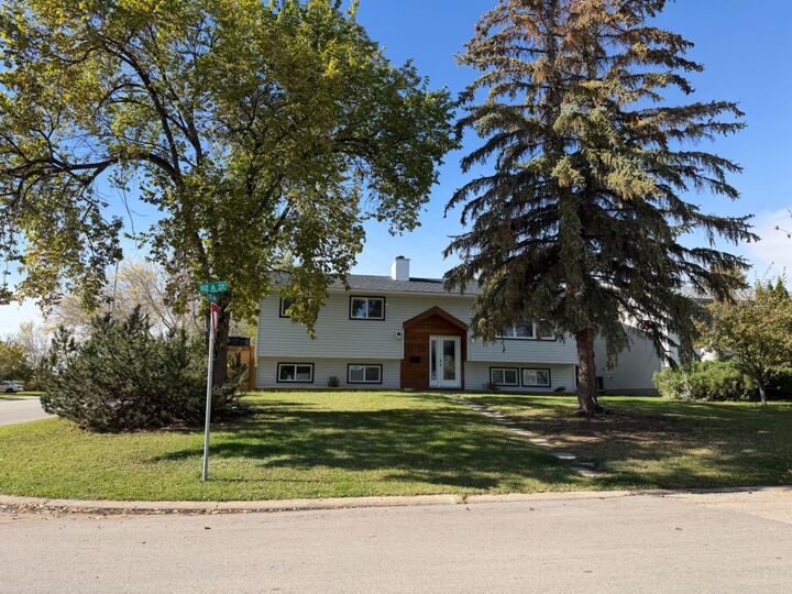 Property Photo:  11104 92A Street  AB T8V 3M3 