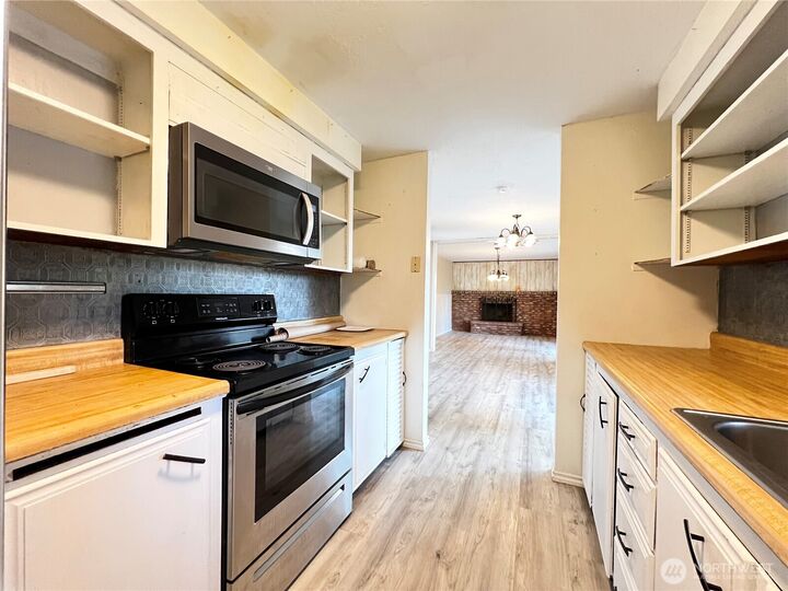 Property Photo: 1321 Rancho Place WA 98204