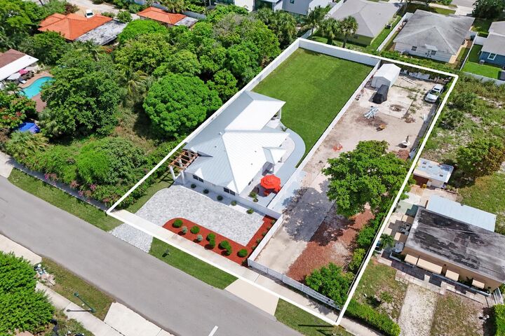 Property Photo:  202 SE 4th Street  FL 33483 