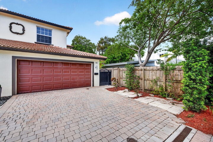 Property Photo:  1111 NE 16th Avenue  FL 33304 