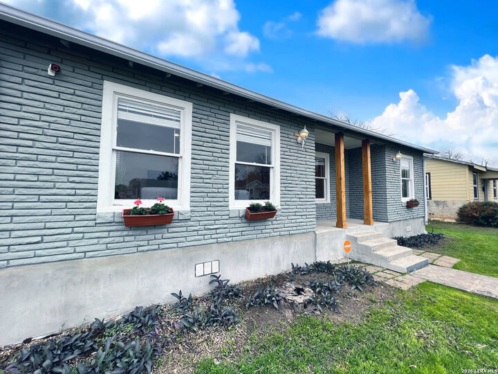 Property Photo:  302 W Mariposa  TX 78212 