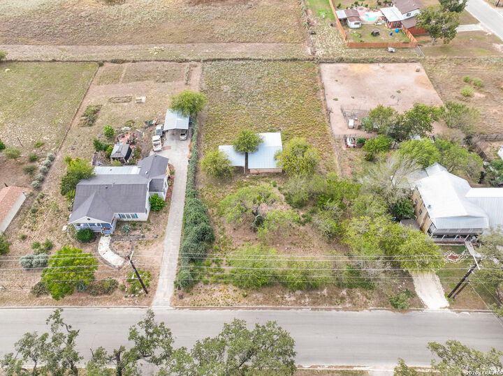 Property Photo:  607 W Colonial  TX 78016 
