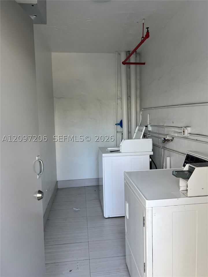 Property Photo:  395 NE 21st St 304  FL 33137 