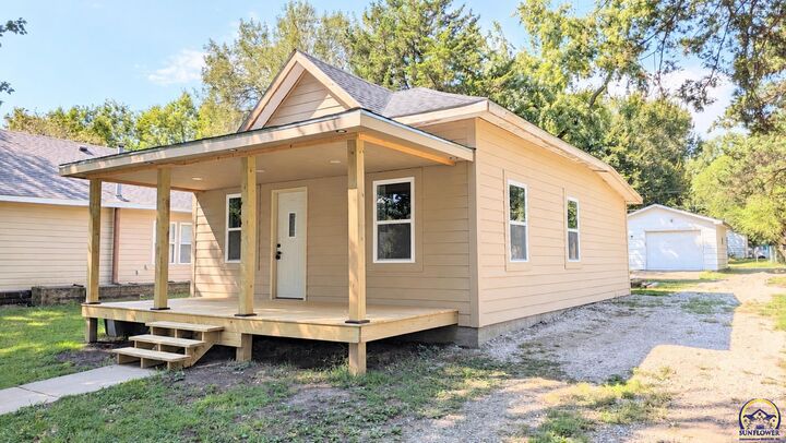 Property Photo:  17 Neosho St  KS 66801 