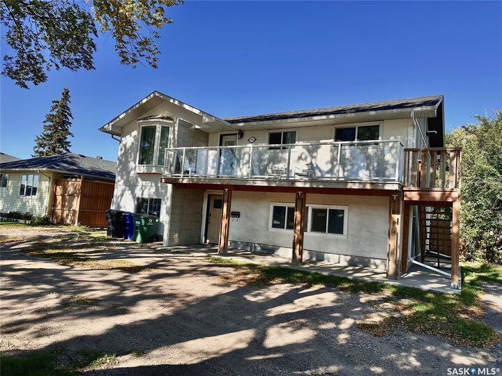 Property Photo:  1504 33rd Street W  SK S7L 0X2 