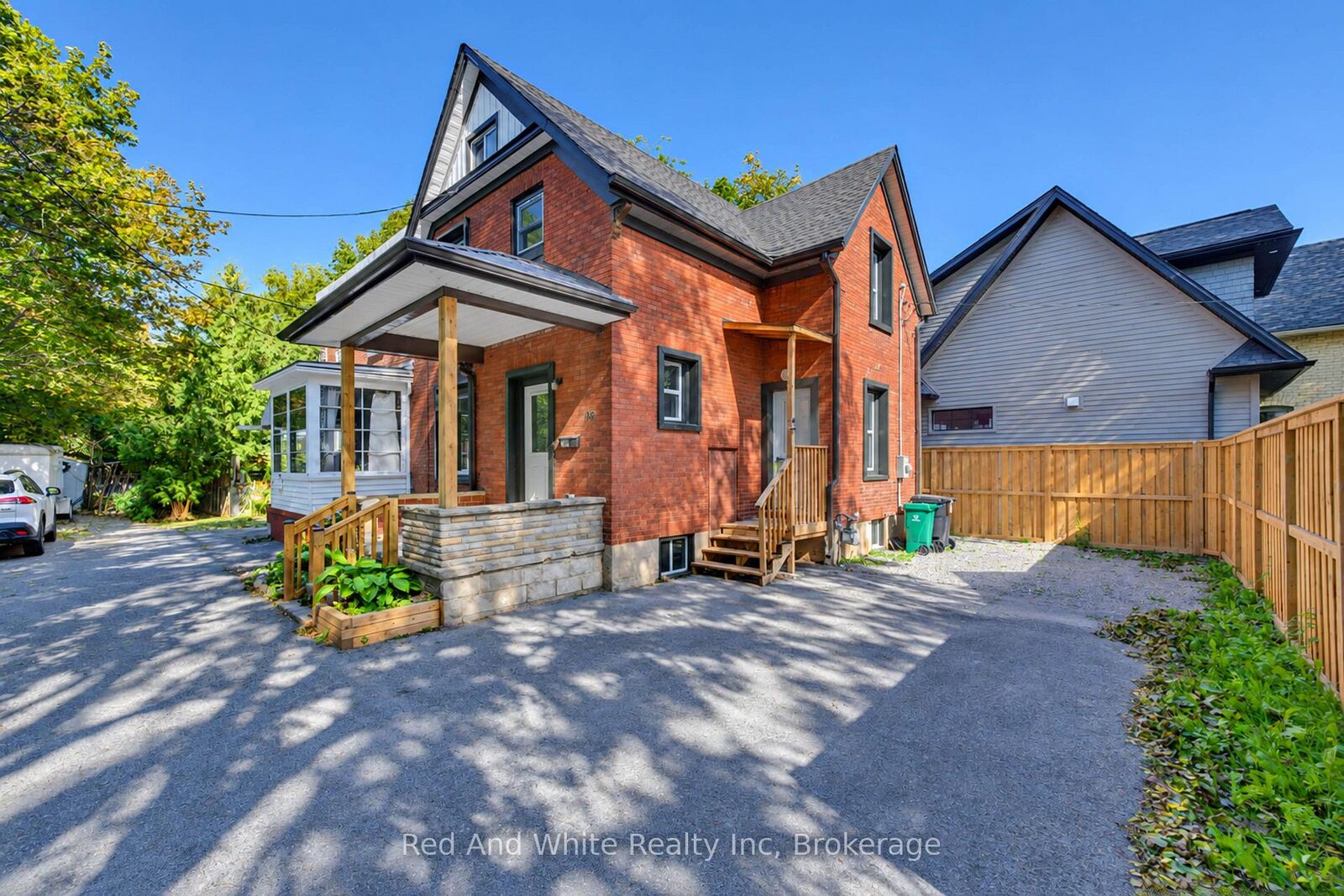Property Photo:  18 Miehm Place  ON N2H 2K9 