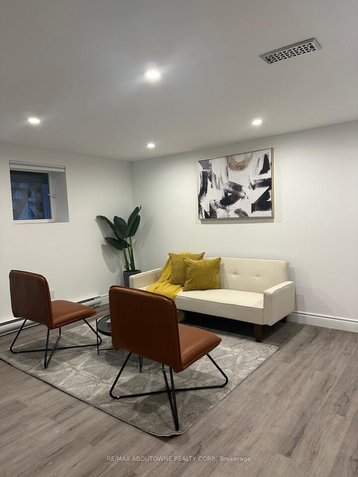 Property Photo:  66 Wellington Street S Lower  ON L8N 2R1 