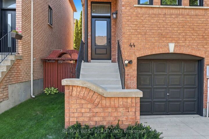Property Photo:  44 Bluewater Court  ON M8V 4A9 