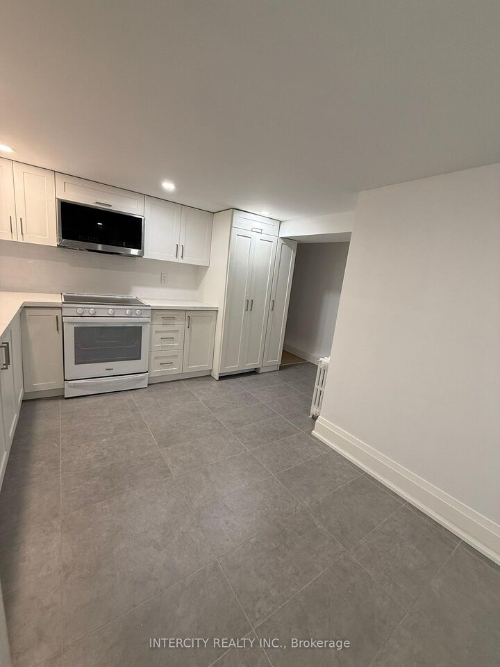Property Photo:  380 Clinton Street Basement  ON M6G 2Z2 