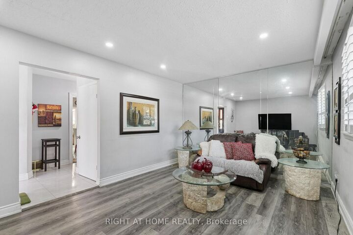 Property Photo:  2260 Wiseman Court  ON L5J 1P2 