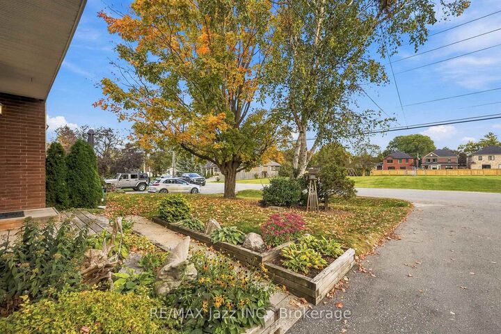 Property Photo:  431 Bay Street  ON L9L 1M7 
