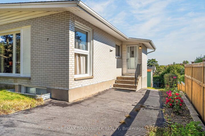 Property Photo:  7 Charkay Street  ON K2E 5N5 