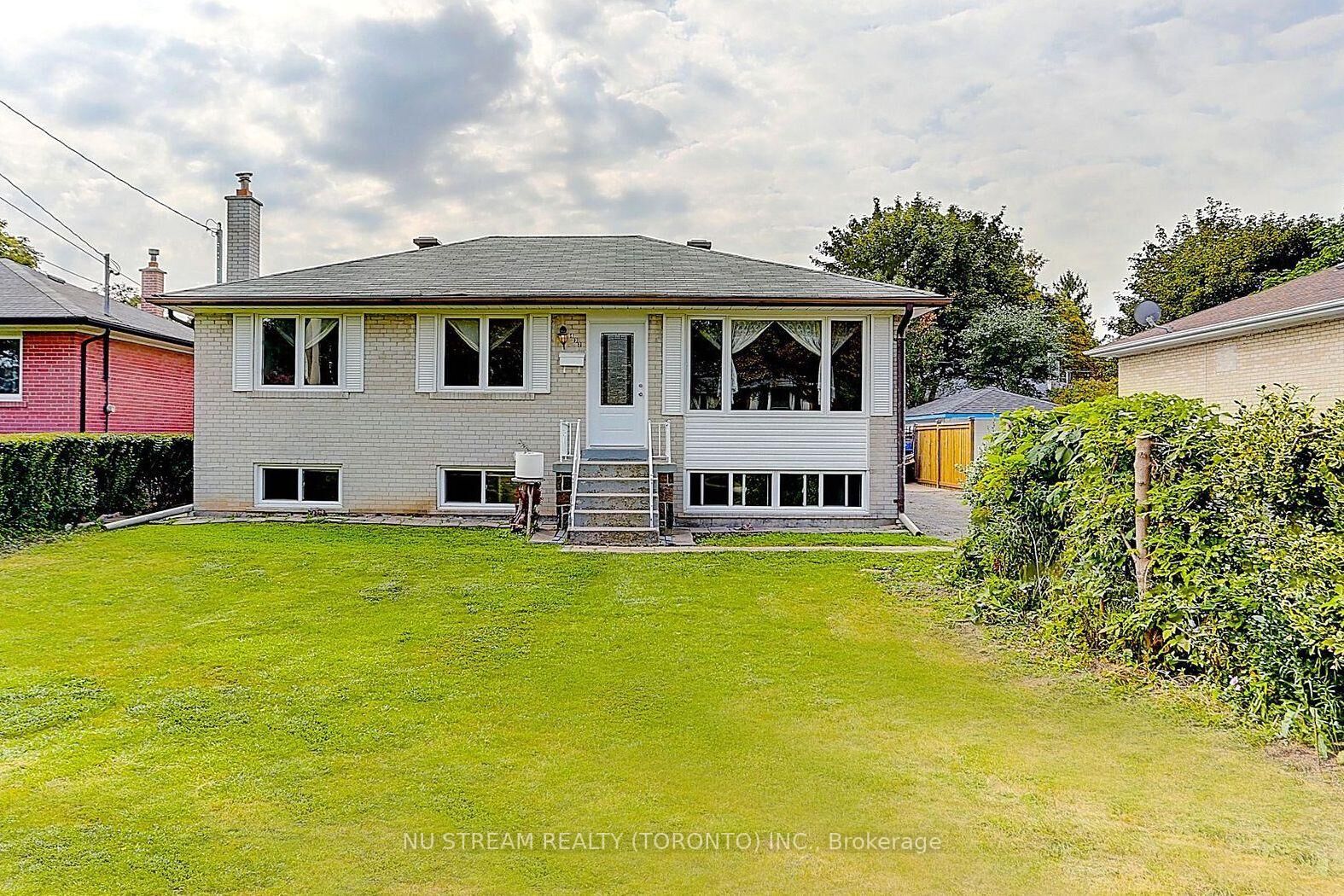 Property Photo:  432 Crosby Avenue Main  ON L4C 2S1 