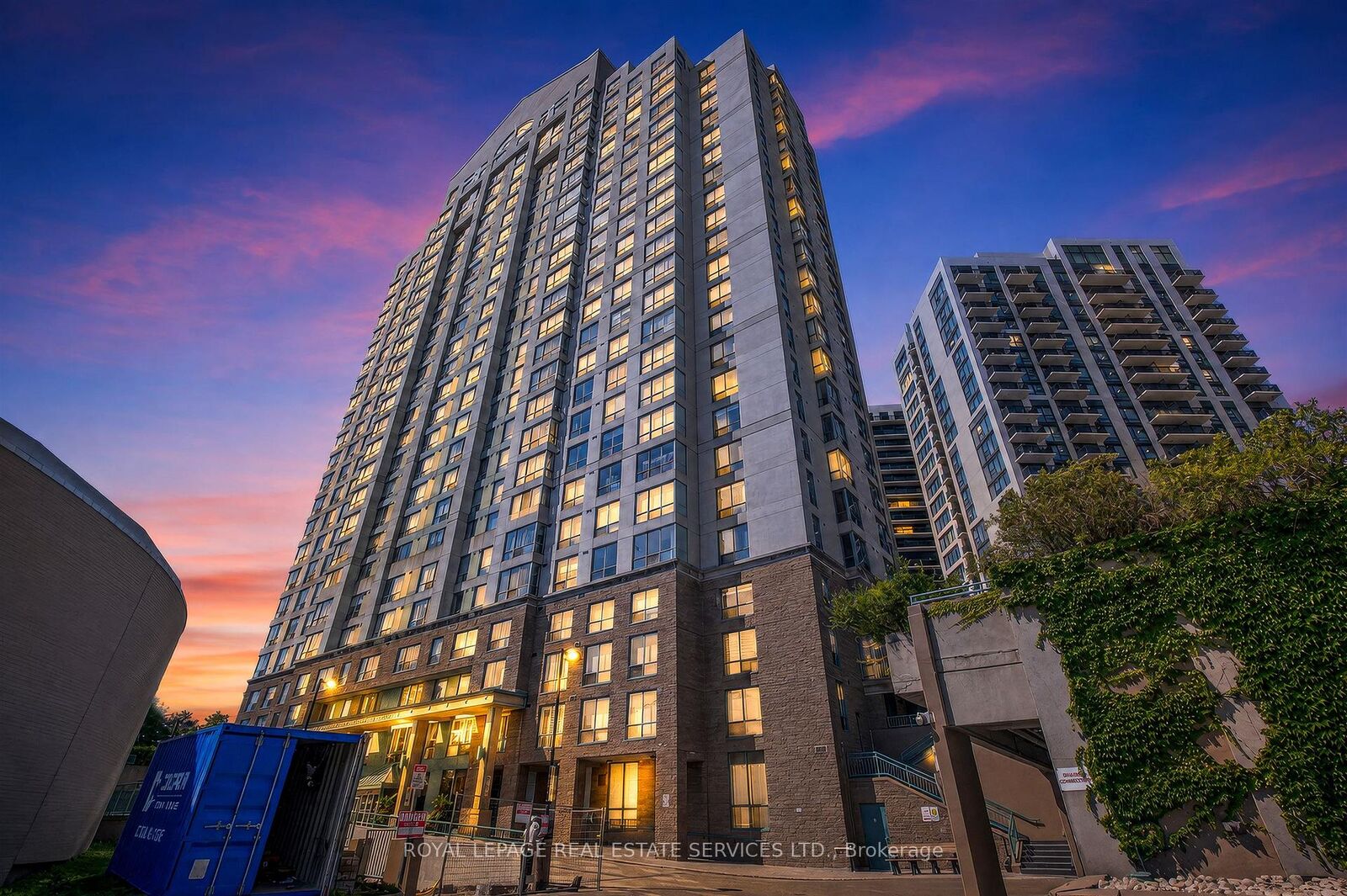Property Photo:  101 Subway Crescent 1711  ON M9B 6K4 