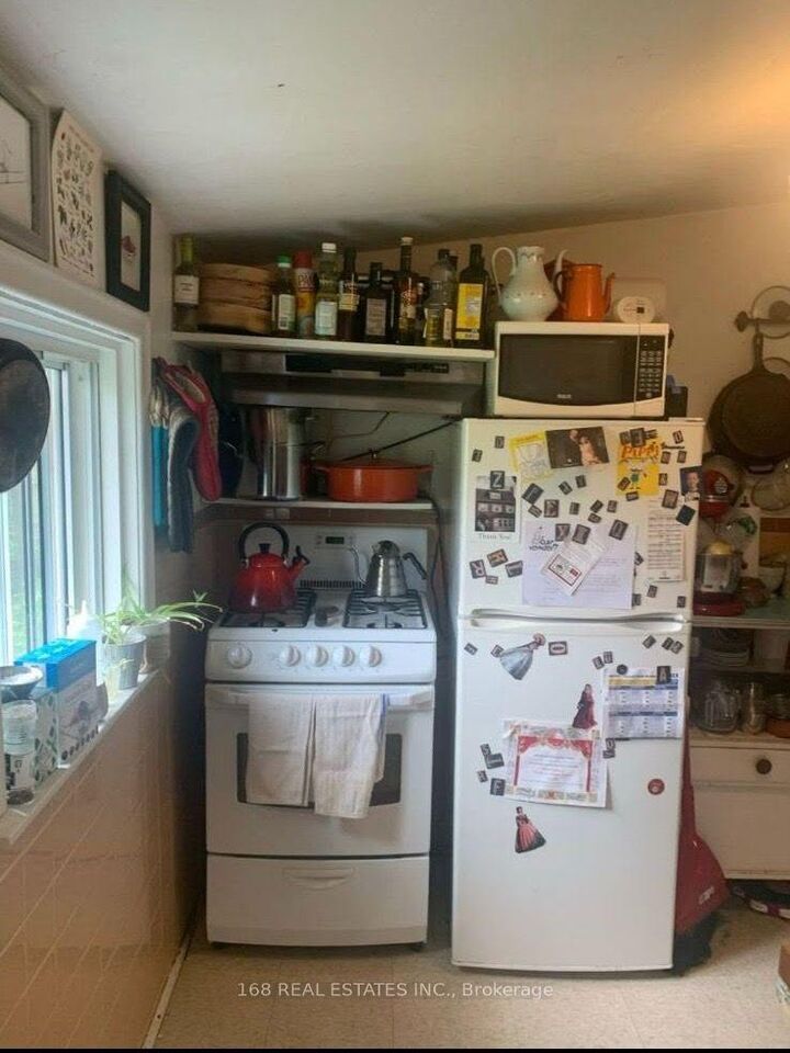 Property Photo:  574 Palmerston Avenue 2 Nd Floor  ON M6G 2P7 