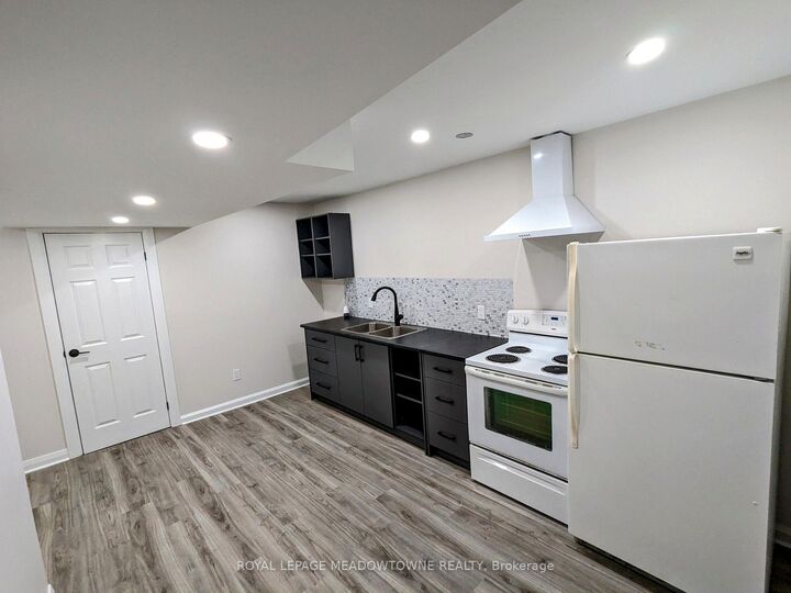 Property Photo:  737 Botany Hill Crescent B  ON L3Y 3A7 
