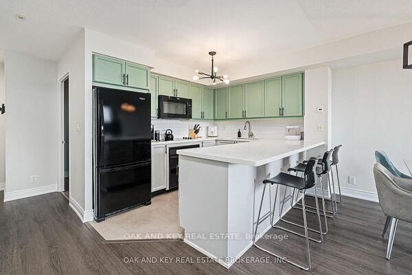 Property Photo:  245 Davisville Avenue 613  ON M4S 3H4 