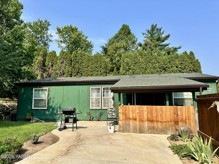 Property Photo:  30 Golden Ln  WA 98908 