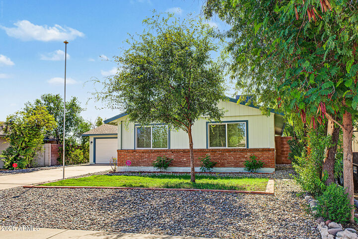Property Photo: 2301 E Laurel Lane AZ 85028